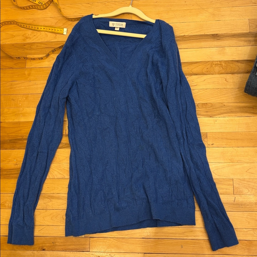 KINROSS Cashmere Stunning Blue Cable V Neck. Very Soft. Excellent Quality